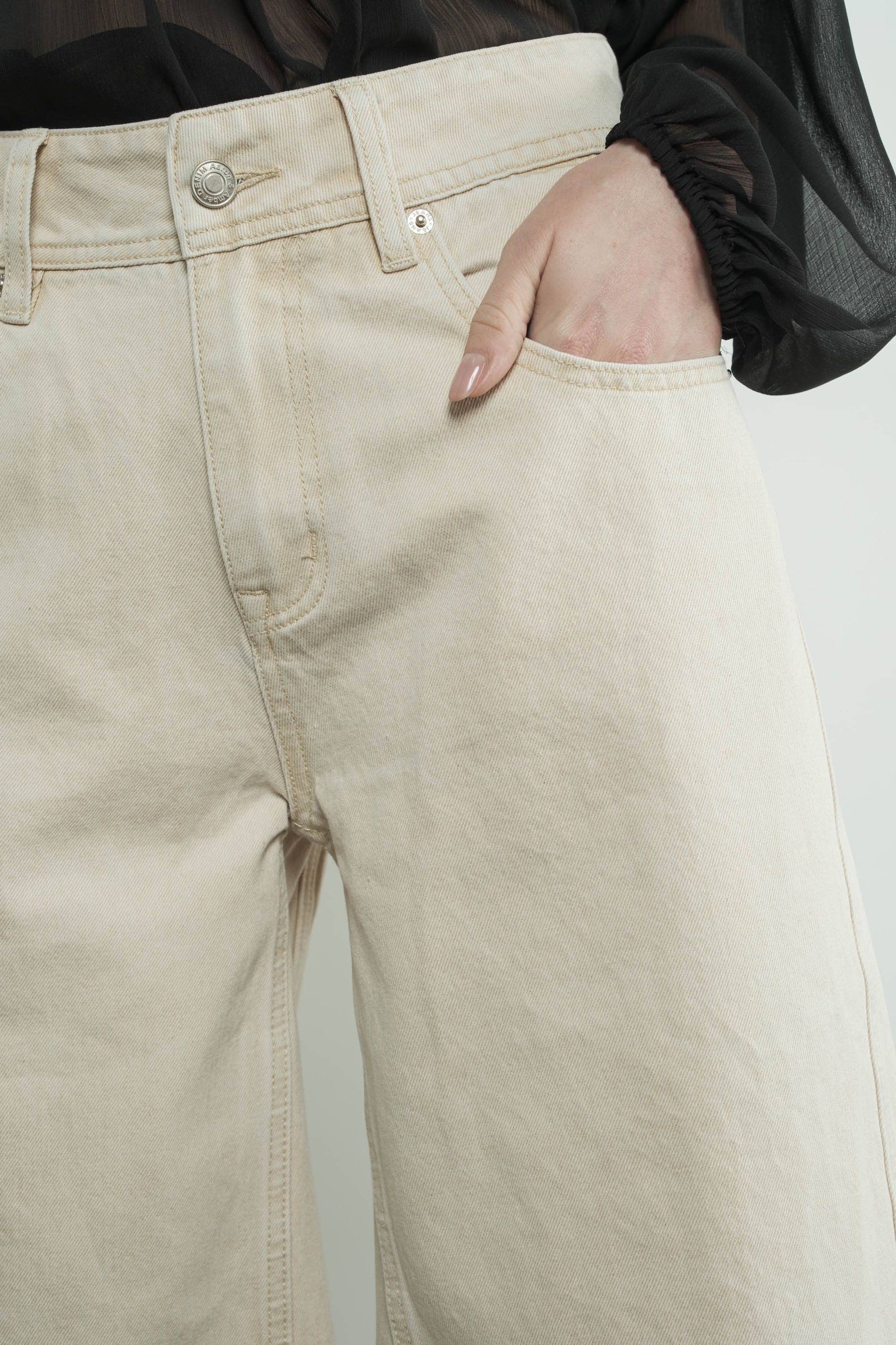 MAP3098 DENIM BERMUDA SHORTS WITH YOKE SEAM